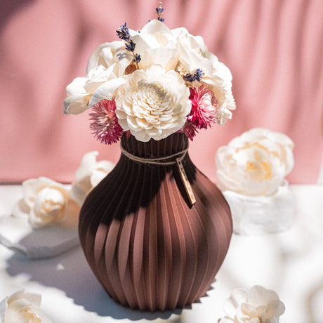 Dark Chocolate 3D printēta vāze ar baltu un rozā sola koksnes ziedu pušķi