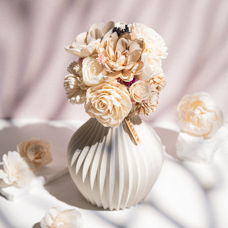 Matte Bone White 3D printēta vāze ar gaišu sola koksnes ziedu pušķi