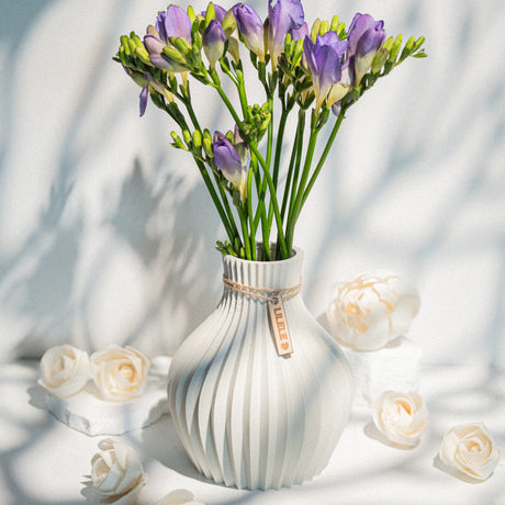 Matēta balta 3D printēta vāze Matte Bone White Ivy ar svaigām frēzijām