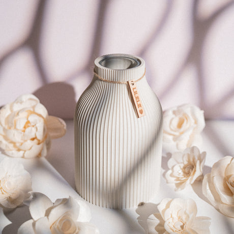 Matēta balta 3D printēta vāze Matte Bone White ar rievotu dizainu