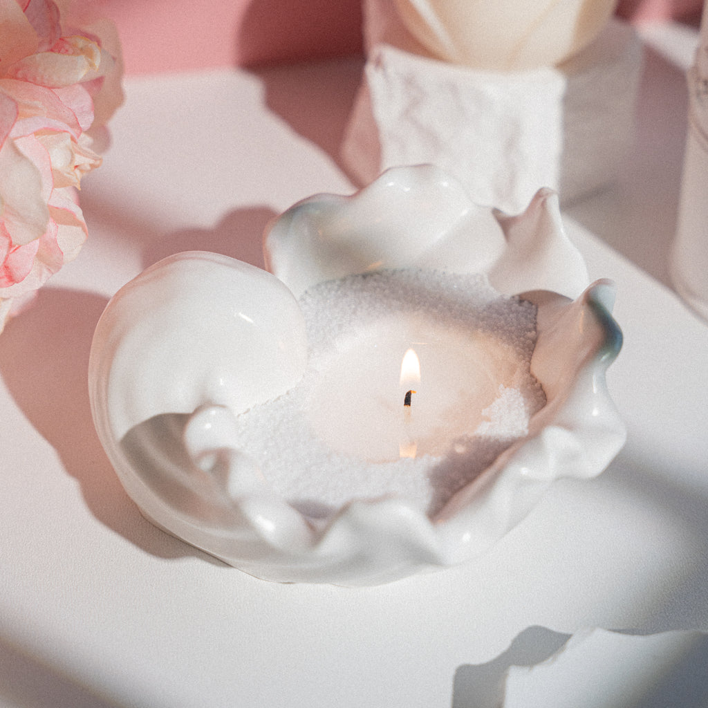 Beramā svece no rapšu vaska romantiskā kompozīcijā