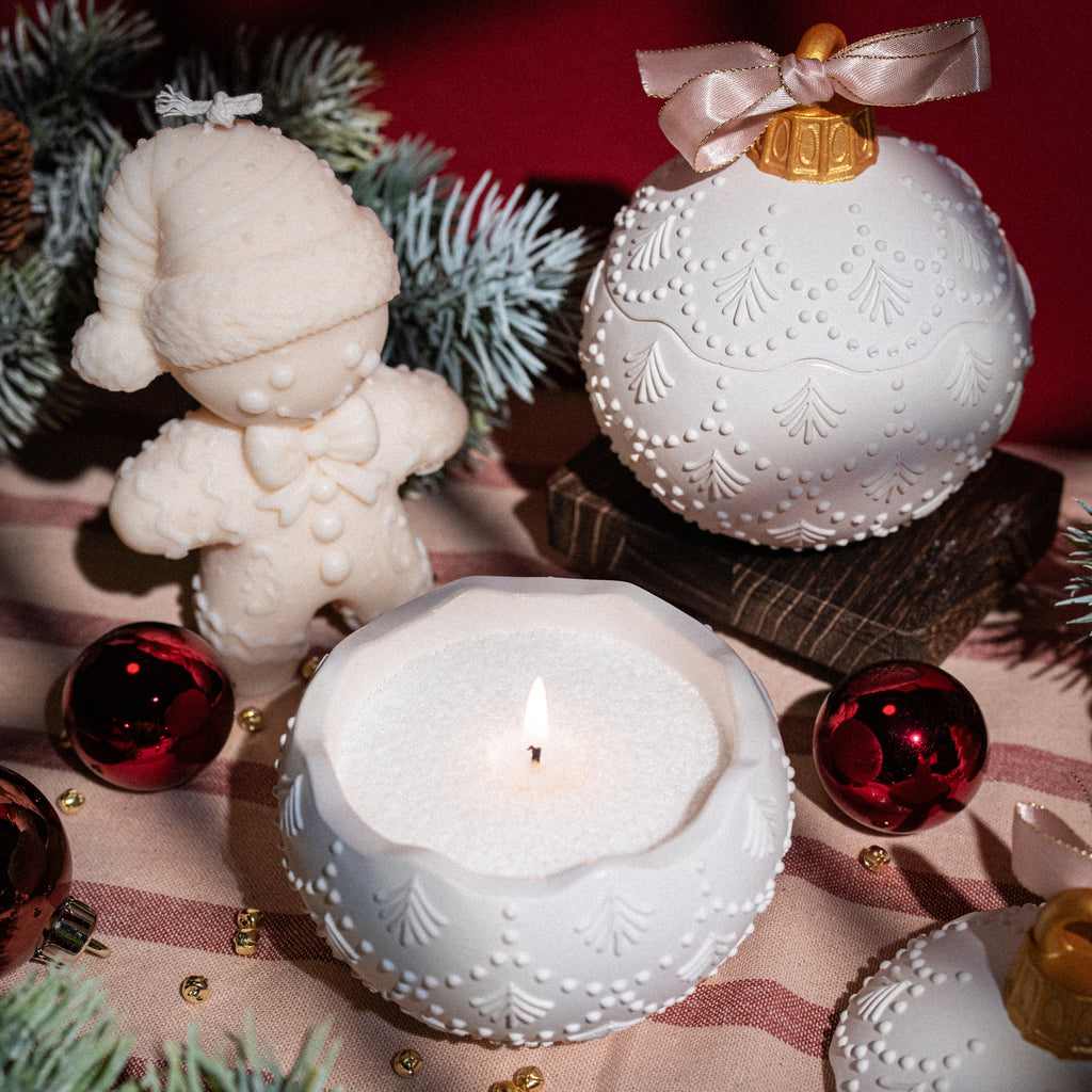 Beramā vaska svece Ziemassvētku bumbas formas traukā
