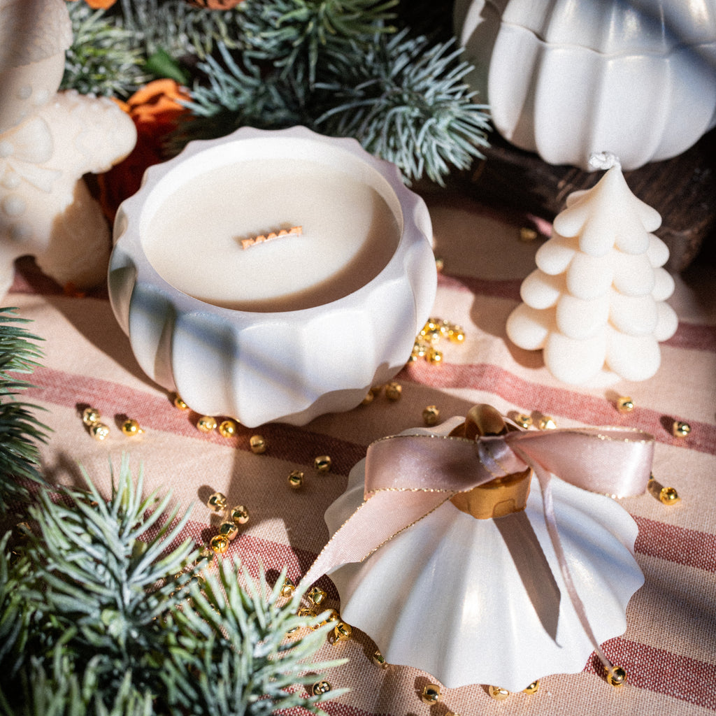 sojas svece ar dabīgu koka dakti un dzērveņu aromātu