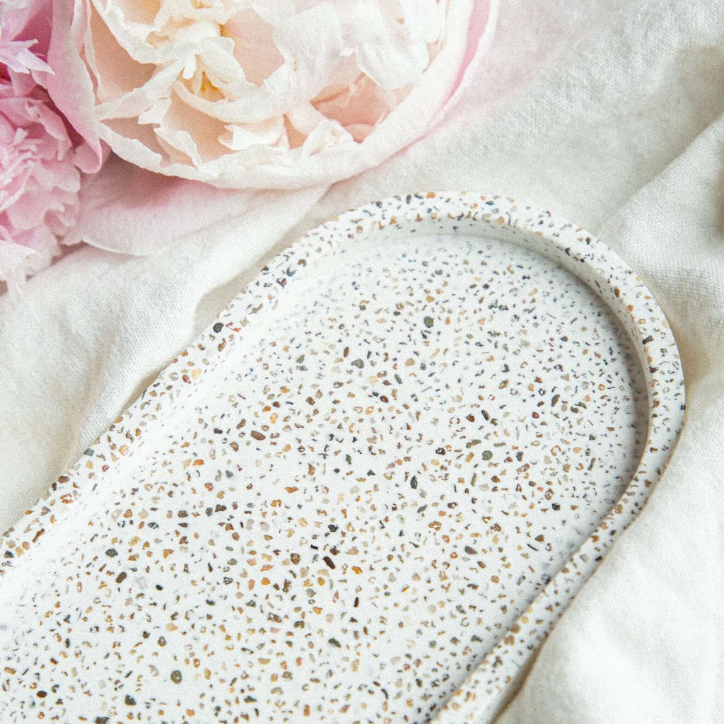 Ģipša paliktnis ar dabīgiem grunts akmentiņiem | Roku darbs - LILELE STUDIO