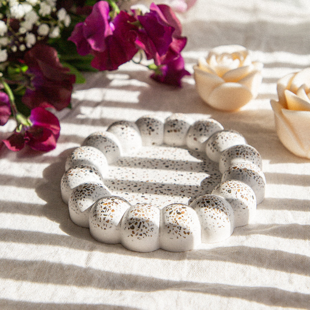 Ģipša sīklietu & rotaslietu trauciņš ar dabīgajiem akmentiņiem | Roku darbs - LILELE STUDIO