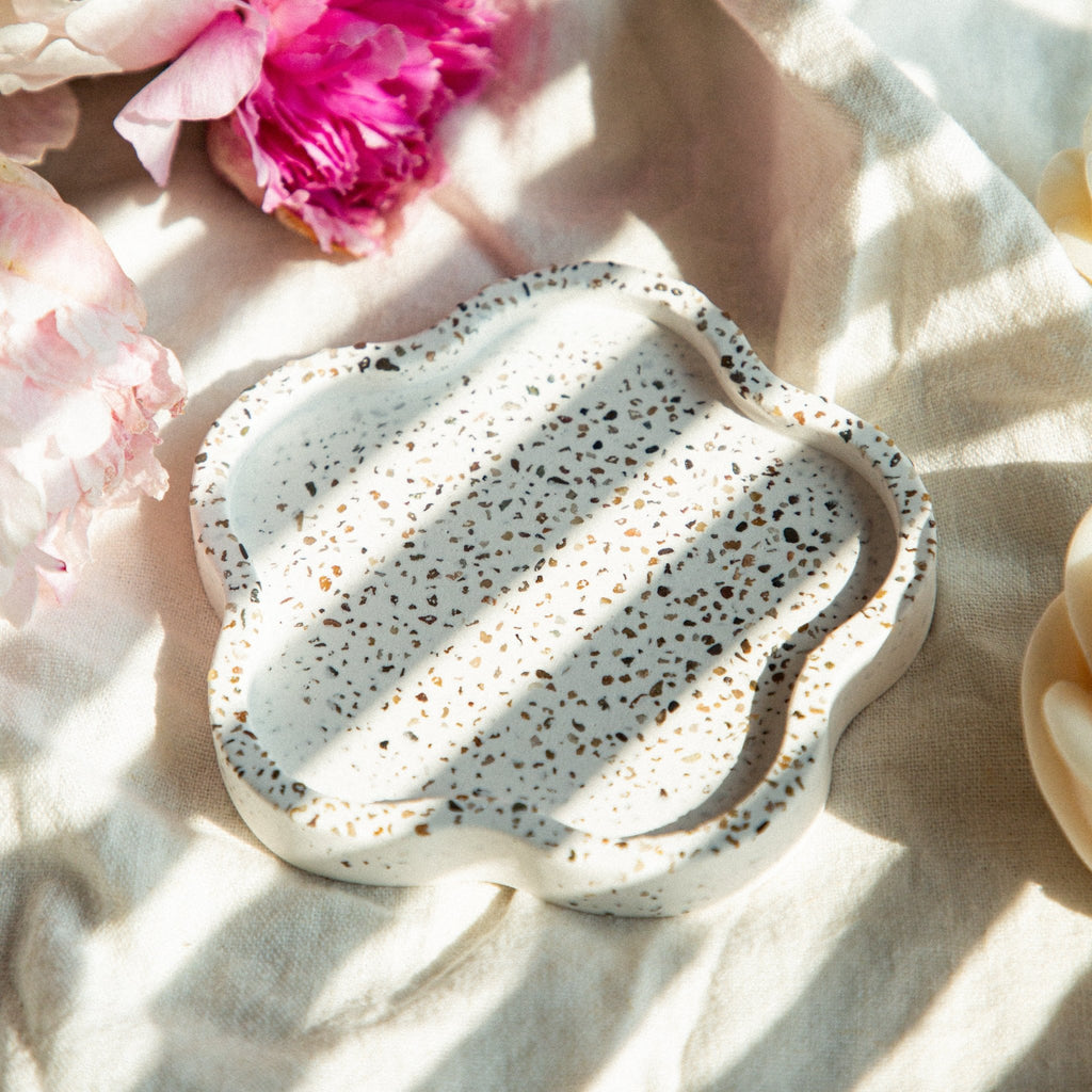 Ģipša sīklietu trauciņš ar dabīgiem akmentiņiem | Roku darbs - LILELE STUDIO