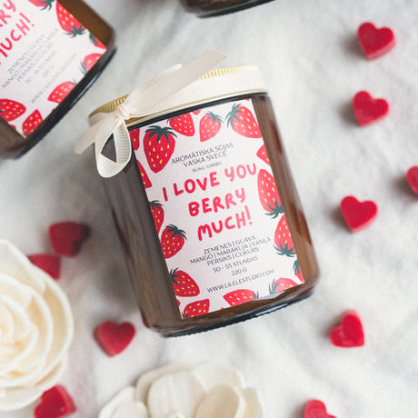 Rokas darba Valentīndienas smaržīga sojas svece  ar zemeņu aromātu elegantā brūnā stikla traukā - ideāla mīlestības dāvana