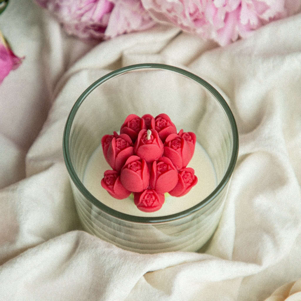 Artisanal soy and beeswax candle featuring tulip design, made by Lilele Studio