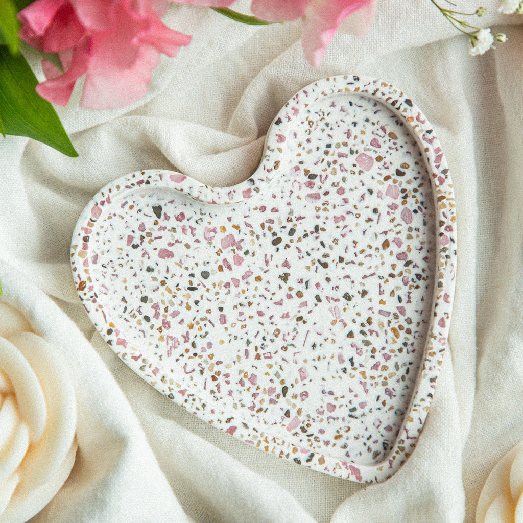 Sirds formas ģipša sīklietu trauciņš ar dabīgiem akmentiņiem | Roku darbs - LILELE STUDIO