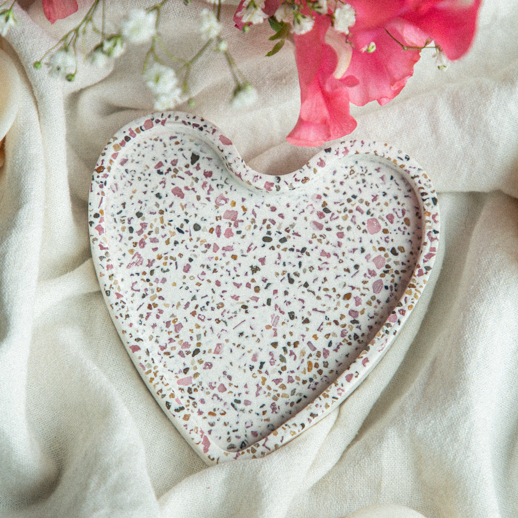 Sirds formas ģipša sīklietu trauciņš ar dabīgiem akmentiņiem | Roku darbs - LILELE STUDIO