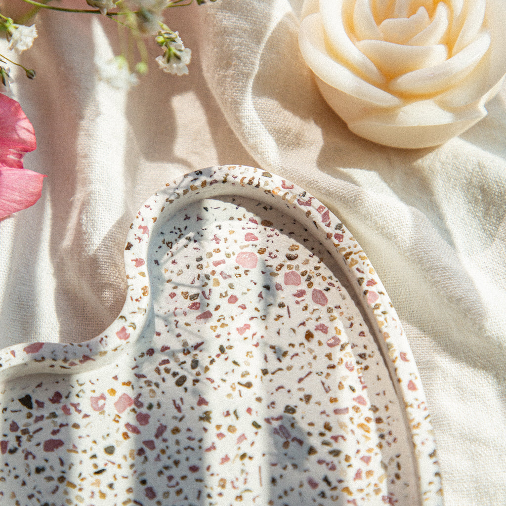 Sirds formas ģipša sīklietu trauciņš ar dabīgiem akmentiņiem | Roku darbs - LILELE STUDIO