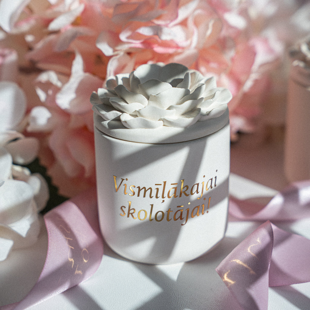 Aromātiska svece ar ziedu vāciņu – ideāla dāvana skolotājai