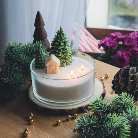 WINTER CABIN pērļu vaska svece stikla traukā ar rapša vaska mājiņu, eglītēm un divām degošām daktīm